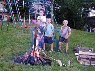4 Jungs am Lagerfeuer